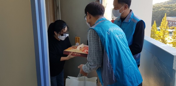 대전 동구 판암2동 행정복지센터에서 한부모가정에 음식을 전달했다.(사진제공=대전 동구청)