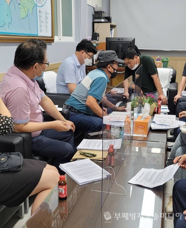 지난 15일 명륜2동 행정복지센터 회의실에서 마을주민과 관계기관이 모여서 협의를 가졌다.