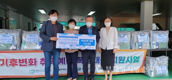 월평2동, 폭염 대응 용품 전달 기념사진(사진제공=대전서구청)