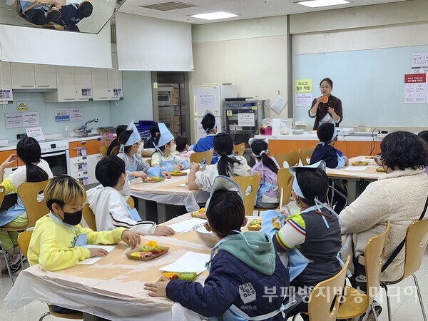 드림앤쿡 영양교실 강사가 교육하고 있는 모습(사진제공=대전 동구청)