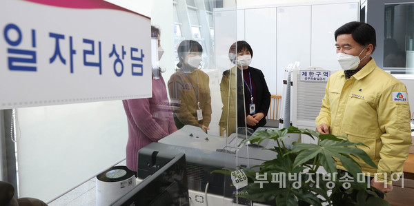 황인호 동구청장(오른쪽)이 대전역 민원센처를 찾아 직원들을 격려 중이다.(사진제공=대전 동구청)