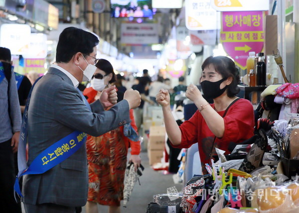 대전 서구(구청장 장종태)는 13일 민족 고유의 명절 추석을 앞두고, 도마큰시장과 한민시장을 찾아 전통시장 이용 활성화 캠페인을 전개했다.(사진제공=대전 서구청)