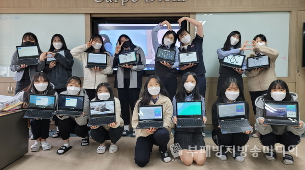 대전이문고등학교 1학년 여학생들이 지난 9일 오전 담임 선생님으로부터 웨일북을 지급받고서 교실에서 기념촬영을 하는 모습이다.(사진제공=대전교육청)